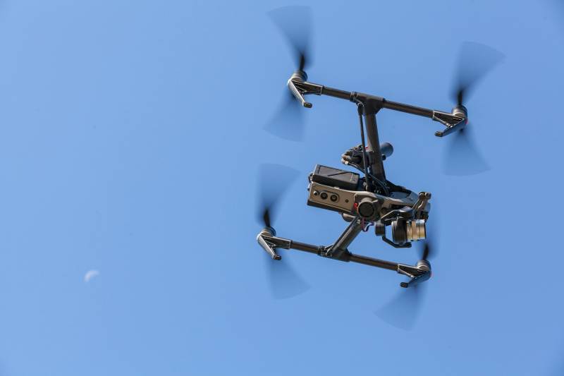Drone en vol, double opérateur pour des prises de vue aériennes plus précises. M.X CREATION