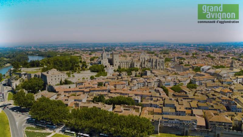 Film aérien par drone de paysage et du centre-ville d’Avignon en Vaucluse pour une bannière vidéo Facebook