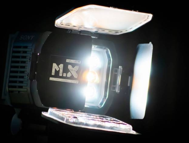 Mini panneau LED réglable 3.2k - 5.6k avec support griffe caméra pour un éclairage précis et adaptable. M.X CREATION