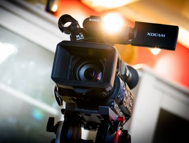 Caméra sur trepied pour prise de vue stable au sol, mouvements panoramiques et zooms. M.X CREATION