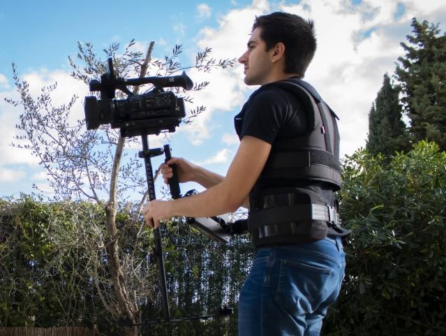 Ensemble Caméra + Glidecam avec veste et bras articulé pour des plans en mouvement modernes et souples. M.X CREATION